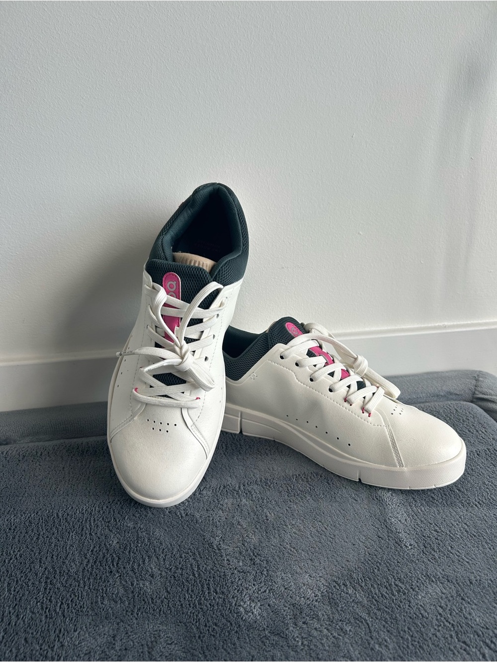 On cloud the Roger White Women's Low-Top Sneakers with Pink Accent